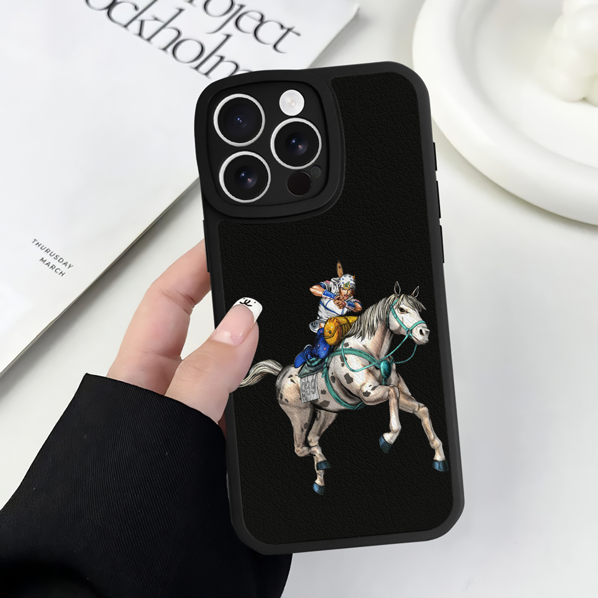 （画像用） ジョジョの奇妙な冒険 ジョナサン?ジョースター JoJo's Bizarre Adventure Jonathan Joestar 【iPhone 16シリーズ対応】シリコンスマホケース（レザー調） 材質：シリコン